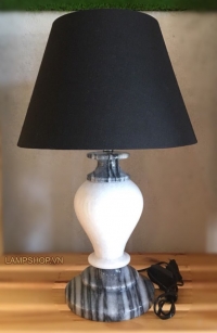 Đèn ngủ chân đá - chao hình nón màu đen.