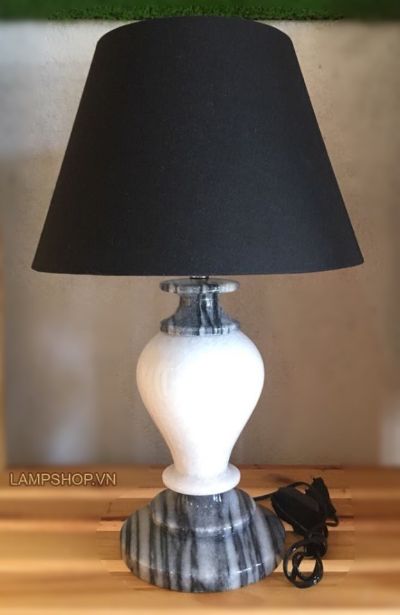 Đèn ngủ chân đá - chao hình nón màu đen.